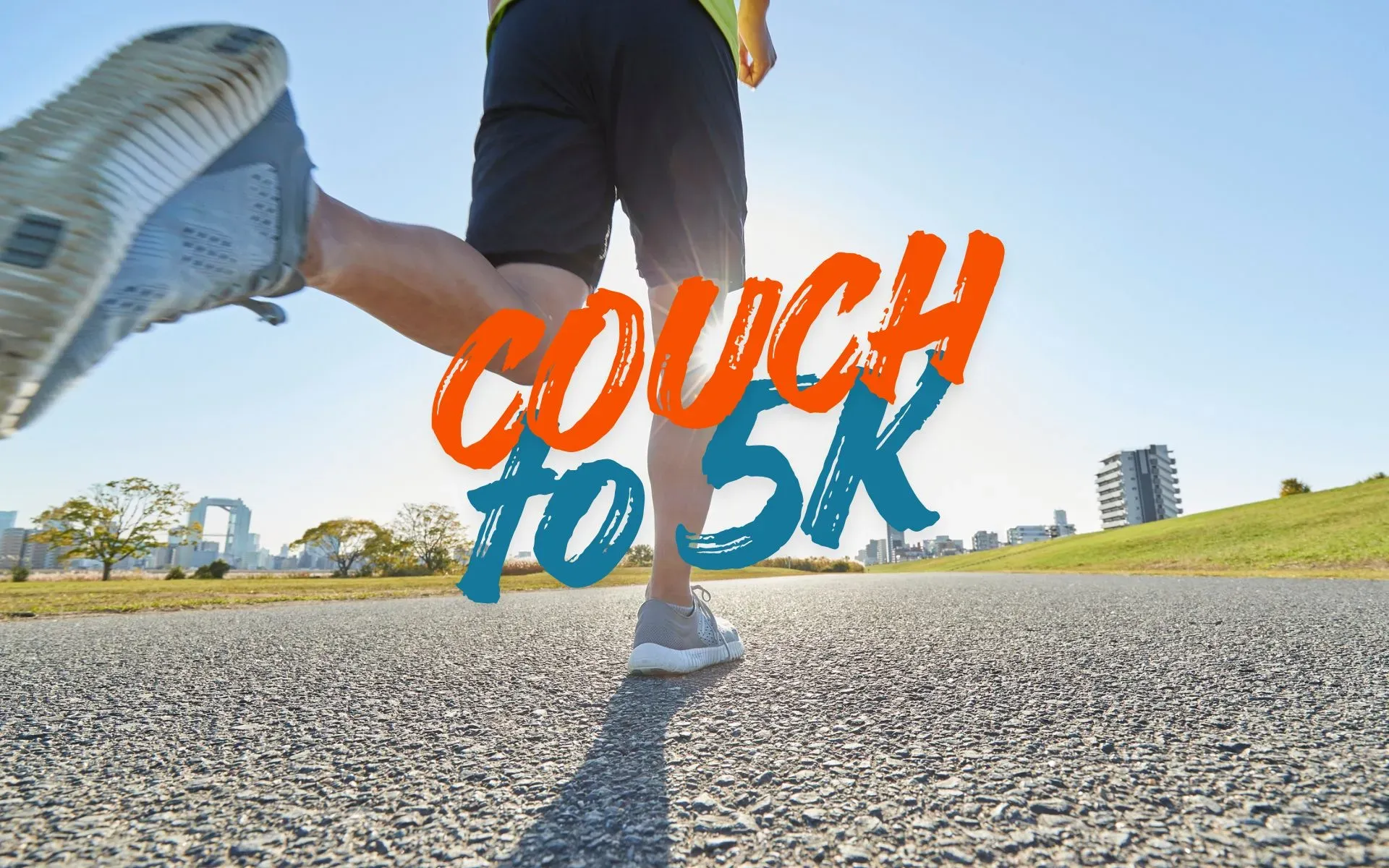 Zapatillas de running sobre asfalto con el texto Couch to 5K